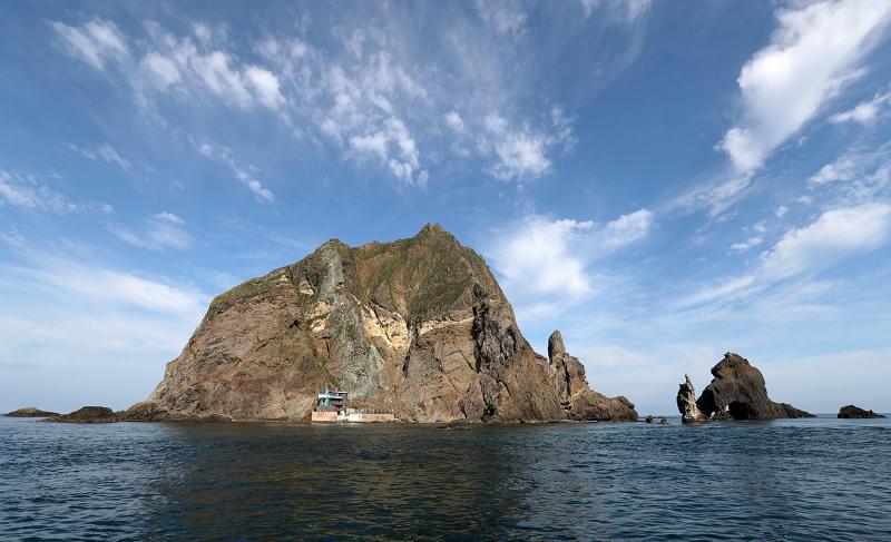 The Ministry of Foreign Affairs on April 8 released a statement strongly protesting the Japanese government's latest claim that Dokdo Island is part of Japan in its Diplomatic Bluebook 2025, urging an immediate retraction. (Korea.net DB)