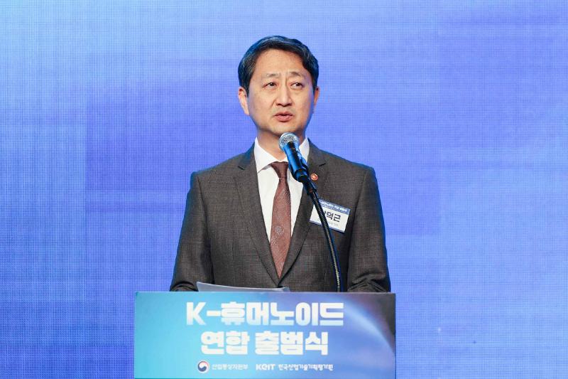 Minister of Trade, Industry and Energy Ahn Dukgeun on April 10 gives a speech at the launching ceremony for the K-Humanoid Alliance at the hotel Plaza Seoul in Seoul's Jung-gu District. 
