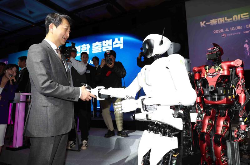 Minister of Trade, Industry and Energy Ahn Dukgeun (left) on April 10 shakes hands with a humanoid robot at the launching ceremony of the K-Humanoid Alliance at the hotel Plaza Seoul in Seoul's Jung-gu District.  