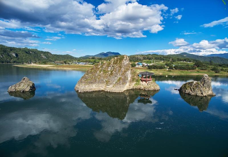 This is a panoramic view of the Dodamsambog Peaks, a major tourist attraction in Danyang-gun County, Chungcheongbuk-do Province, formed by the erosion of limestone that rises above the river as a leading karst landscape. (Ministry of Environment)