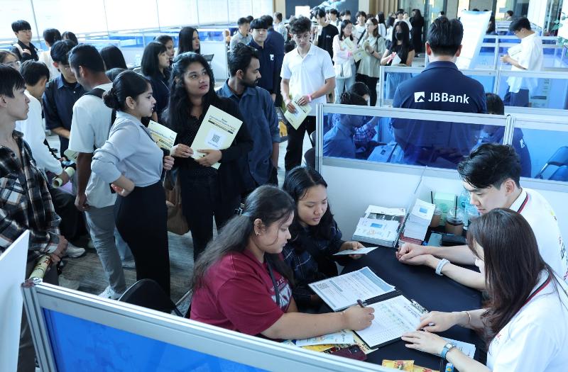 Foreign students on Sept. 27, 2024, receive job counseling at the 2024 Busan International Students Job Fair at the Memorial Hall of Founding Spirit at Kyungsung University in Busan's Nam-gu District. (Yonhap News)  