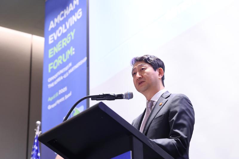 Minister of Trade, Industry and Energy Ahn Dukgeun on April 18 in a keynote speech explains the government's energy policy at a forum under the theme 