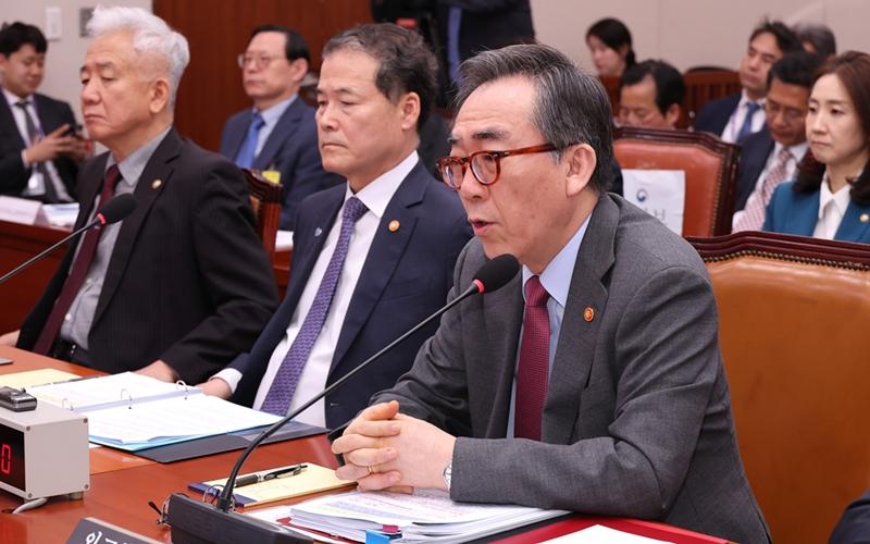 Minister of Foreign Affairs Cho Tae-yul on April 23 makes a statement at the general meeting of the National Asesmbly's Foreign Affairs and Unification Committee. (Yonhap News)