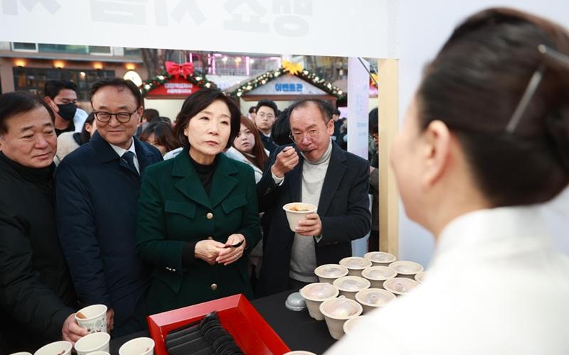 Minister of SMEs and Startups Oh Youngju on Dec. 6, 2024, visits a booth at the opening event for K-Shopping Festa in the popular Hongik University area of Seoul's Mapo-gu District. (Ministry of SMEs and Startups)  