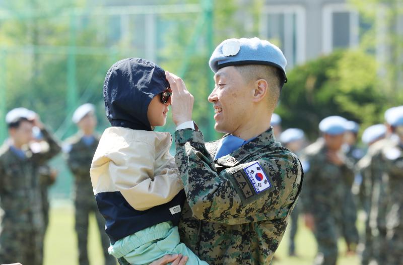 A member of the 31st Dongmyeong Unit of Korea's United Nations (U.N.) peacekeeping operations (PKO) on the morning of May 2 embraces his son at a sendoff ceremony for the unit at the headquarters of the International Peace Supporting Standby Force