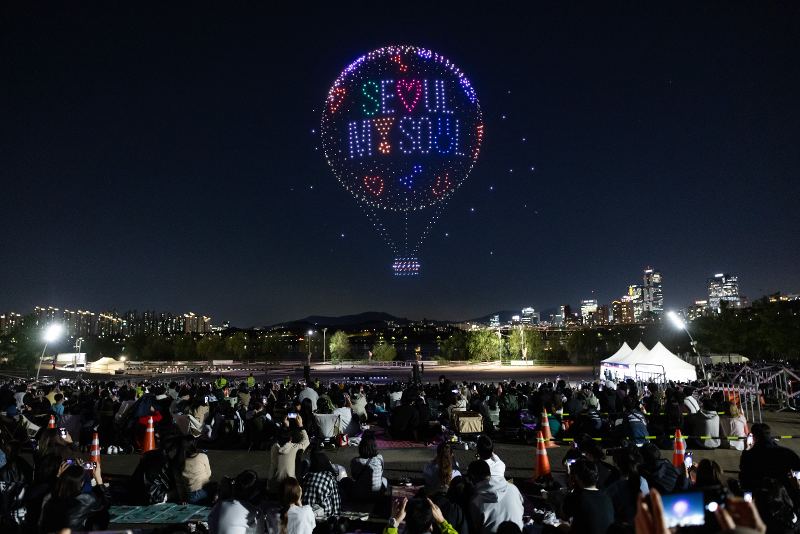 A slew of festivals and cultural arts programs this month will be held at major landmarks in the capital like Seoul Plaza, Dongdaemun Design Plaza, parks around the Hangang River and Boramae Park, offering activities like strolls alongside spring flowers and events for global cultural exchange. Shown is a scene from last year's Hangang Drone Light Show at Ttukseom Hangang River Park. 