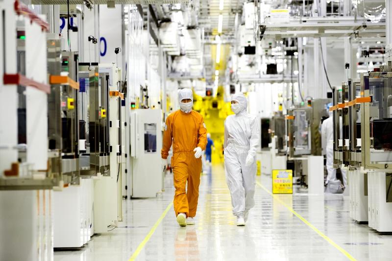 This clean room is inside a semiconductor manufacturing site of Samsung Electronics. Such production requires constant temperature, humidity, pressure and other factors like fine particulates since micro-processing of such chips is extremely sensitive to small dust or impurities. (Samsung Electronics)