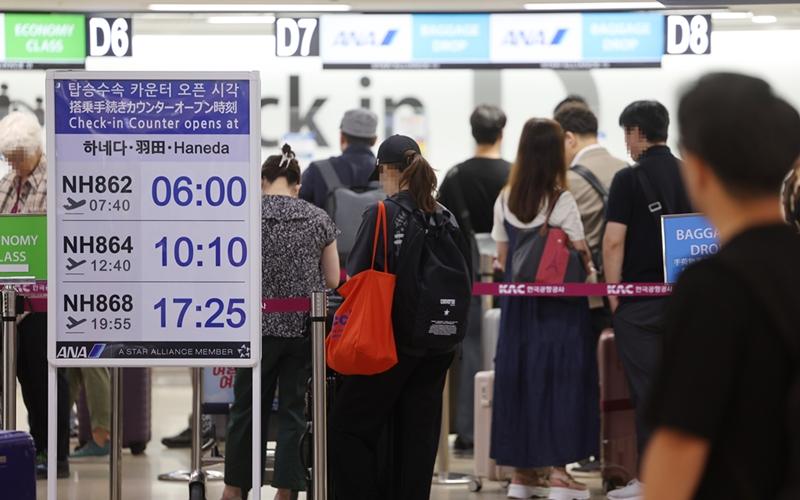 Japan-bound passengers on June 21, 2024, check in for departure at Gimpo International Airport in Seoul's Gangseo-gu District. (Yonhap News)