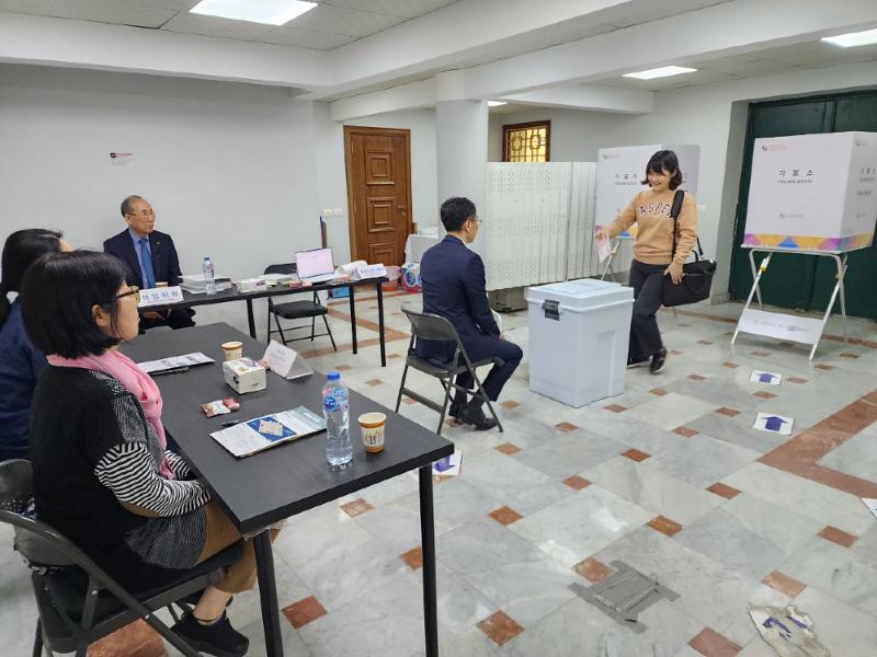 Overseas voting for the June 3 presidential election began on May 20. Shown are Korean residents of Egypt in March 2024 voting in the parliamentary elections at a polling station within the Korean Embassy in Cairo. (Yonhap News)  