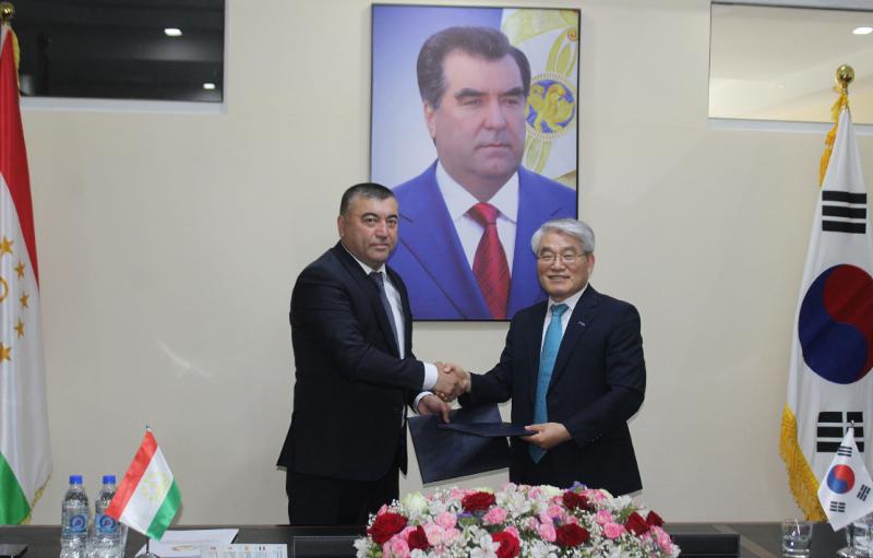 Davlatzoda Zafarbek (left), chairman of Tajikistan's National Commission on Irrigation and Drainage, on May 16 poses for photos with KOICA Vice President Hong Seok Hwa after signing the record of discussion on support for the modernization of the Central Asian country's agricultural water irrigation management at the commission's headquarters in Dushanbe, Tajikistan.  