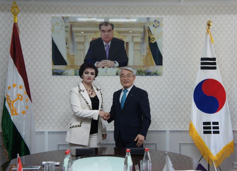 Tajik Deputy Minister of Agriculture Nigina Anvari (left) on May 16 shakes hands with KOICA Vice President Hong Seok Hwa after signing the agreed minutes on the modernization of Tajikistan's horticultural facilities at the ministry's compound in Dushanbe. 