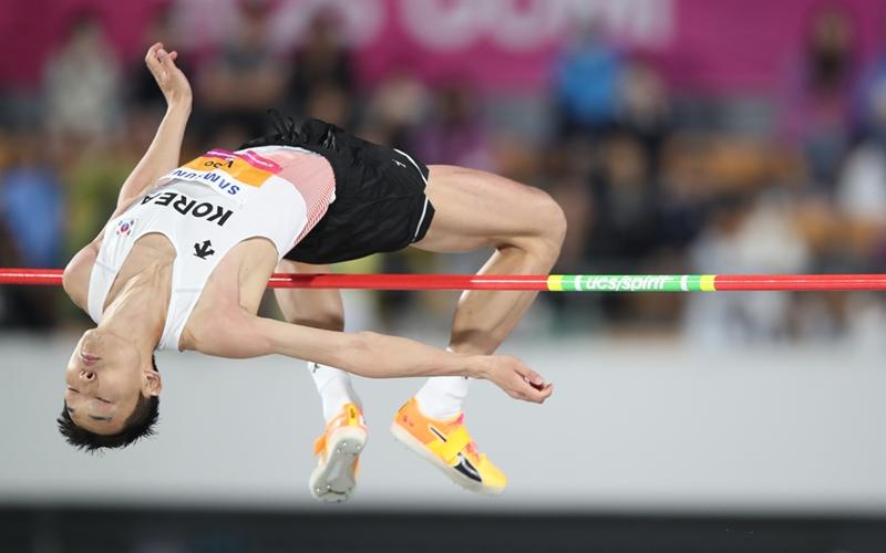 Woo Sang-hyeok on May 29 at Gumi Civic Stadium clears 2.23 m in the final of the men's high jump at the Asian Athletics Championships in Gumi, Gyeongsangbuk-do Province. (Yonhap News)  