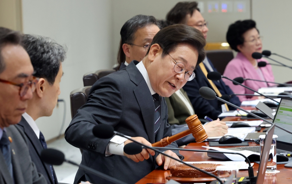 President Lee Jae Myung (center) on June 19 declares the opening of a Cabinet meeting at the Office of the President in Seoul's Yongsan-gu District. (Yonhap News)  