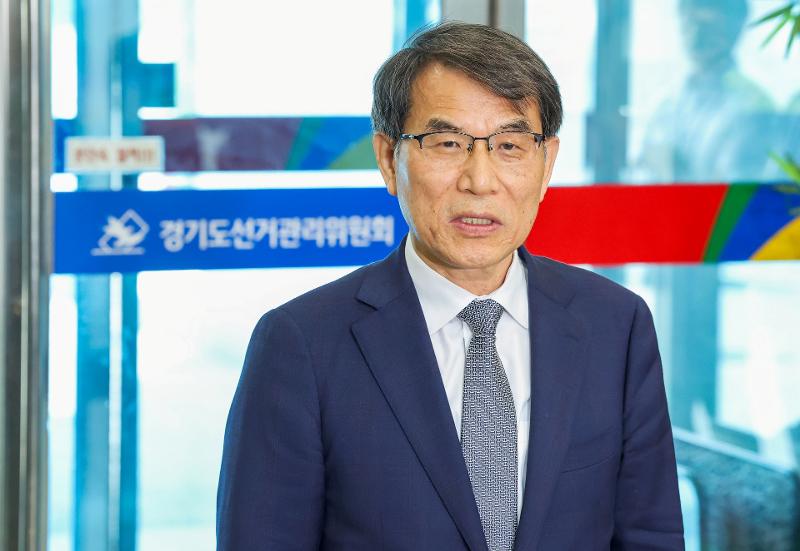 National Election Commission Chairperson Roh Tae-ak on June 1 gives a speech before inspecting mail-in and early voting boxes for the June 3 presidential election at the headquarters of the Yeongtong-gu District Election Committee in Suwon, Gyeonggi-do Province. (Yonhap News)