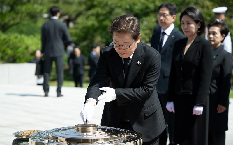 President Lee on June 4 visits Seoul National Cemetery in Seoul's Dongjak-gu District to pay his respects and lay a wreath accompanied by first lady Kim Hye-gyeong at Memorial Tower before leaving for his inauguration. The tradition is for a head of state to visit the cemetery to honor patriotic martyrs and the spirits of fallen soldiers as the first task of a term to show loyalty as a public servant to the people and country. 