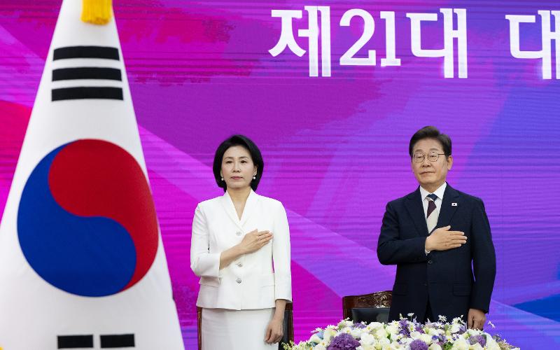President Lee (right) and first lady Kim Hye-gyeong on June 4 salute the national flag at his inauguration as the nation's 21st leader at the National Assembly in Seoul's Yeongdeungpo-gu District.