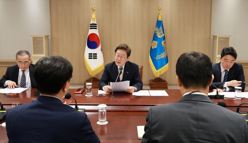 President Lee Jaemyung on June 4 chairs a meeting of an emergency economic task force formed under his first executive order at the presidential office in Seoul's Yongsan-gu District. 
