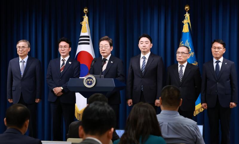 President Lee Jaemyung on June 4 announces his nominees for key Cabinet positions at the Office of the President in Seoul's Yongsan-gu District. From left are National Intelligence Service Director nominee Lee Jong-seok, Prime Minister nominee Kim Min-seok, President Lee, Presidential Chief of Staff Kang Hoon-shik, National Security Adviser Wi Sung-lac and Presidential Security Service Head Hwang In-kwon.  