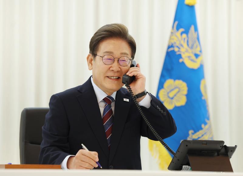 President Lee Jae-myung on June 6 holds a phone conversation with U.S. President Donald Trump at the presidential residence in Seoul. (Yonhap News)  