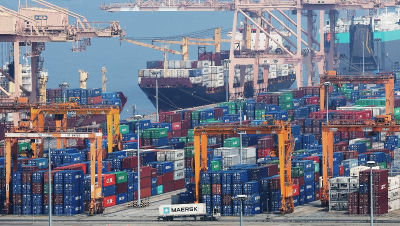 April saw a current account surplus of USD 5.7 billion, the Bank of Korea said on June 10 based on tentative data on the economy's balance of payments. Shown are containers on June 1 at the wharf of Pyeongtaek Port in Pyeongtaek, Gyeonggi-do Province. (Yonhap News)  