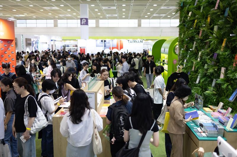 The Seoul International Book Fair will run from June 18-22 at COEX Mall in Seoul's Gangnam-gu District. Shown is a scene from the 2024 edition. (Yonhap News)
