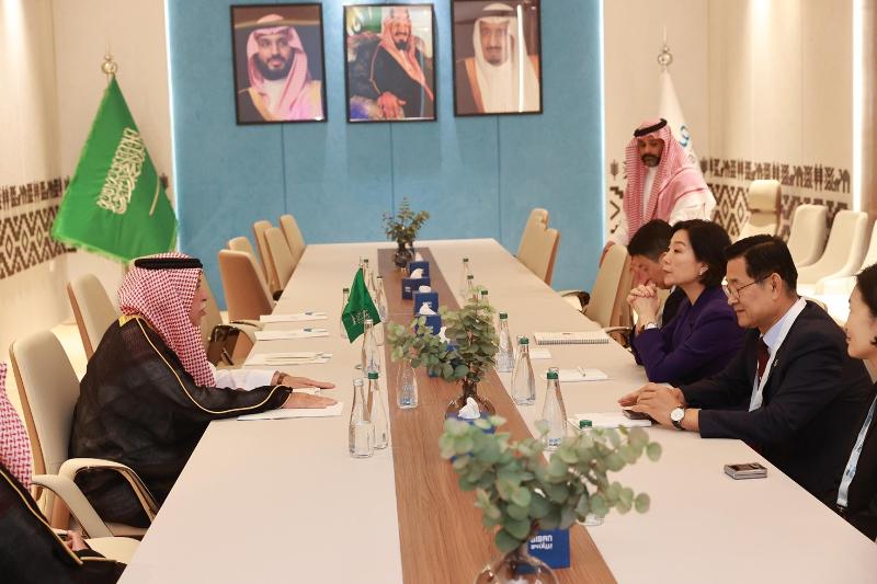 Minister of SMEs and Startups Oh Youngju on Nov. 5, 2024, talks with Saudi Minister of Commerce Majid bin Abdullah Al-Qasabi in Riyadh, Saudi Arabia, on reinforcing bilateral cooperation. (Ministry of SMEs and Startups)