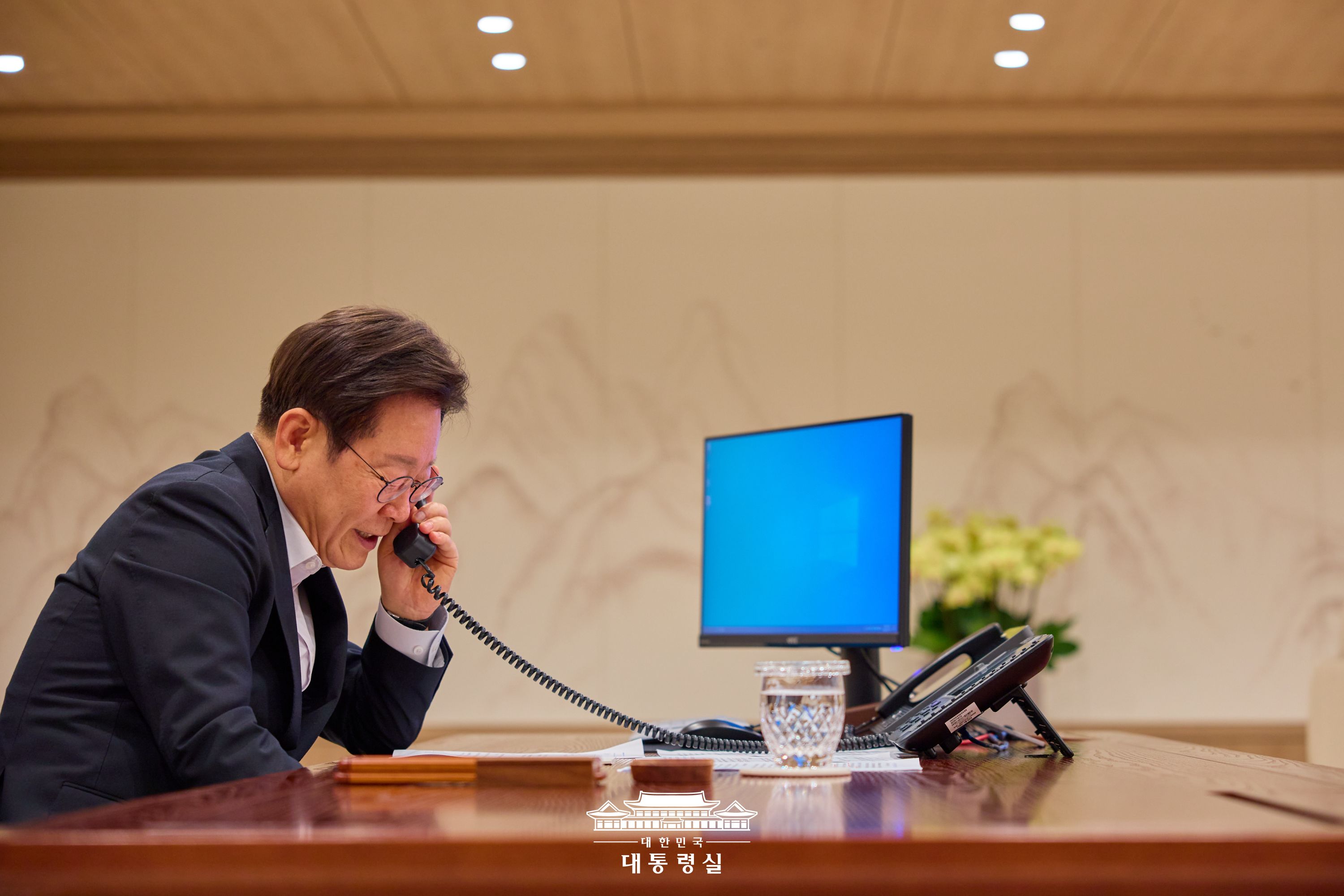 ▲ 이재명 대통령이 17일 서울 용산 대통령실 청사 집무실에서 레제프 타이이프 에르도안 튀르키예 대통령과 전화 통화를 하고 있다. 대통령실