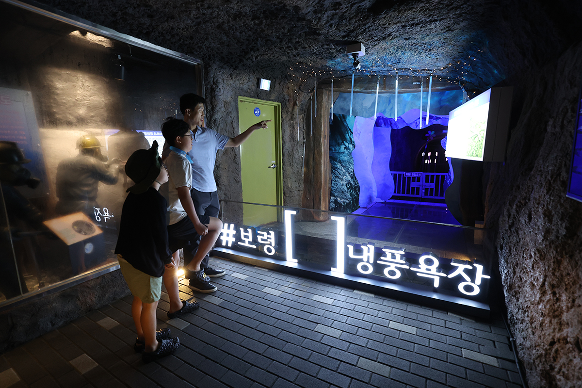 A family on July 25 enjoys a cool breeze at Boryeong Spring Cool Tunnel & Rest Area, which was built at the site of an abandoned mine, in Boryeong, Chungcheongnam-do Province. 