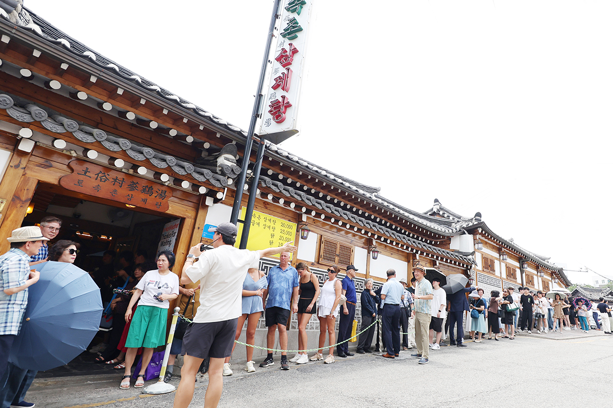 today_photo_250730_ ‘중복(中伏)’ 맞은 삼계탕집 북적북적