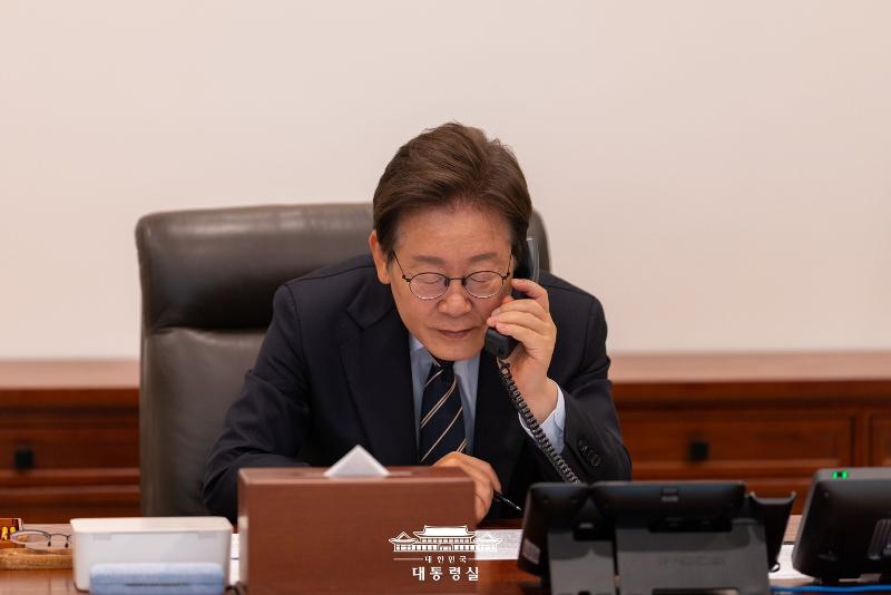 President Lee Jae Myung on June 30 holds a phone talk with Singaporean Prime Minister Lawrence Wong at the Office of the President in Seoul's Yongsan-gu District. (Office of the President)
