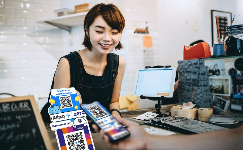 The Korea Tourism Organization in cooperation with the Korea Easy Payment Foundation (KEPF) and leading mobile payment providers have set up standard QR (quick response) infrastructure for foreign apps for digital payments to boost tourist shopping convenience. (KEPF)