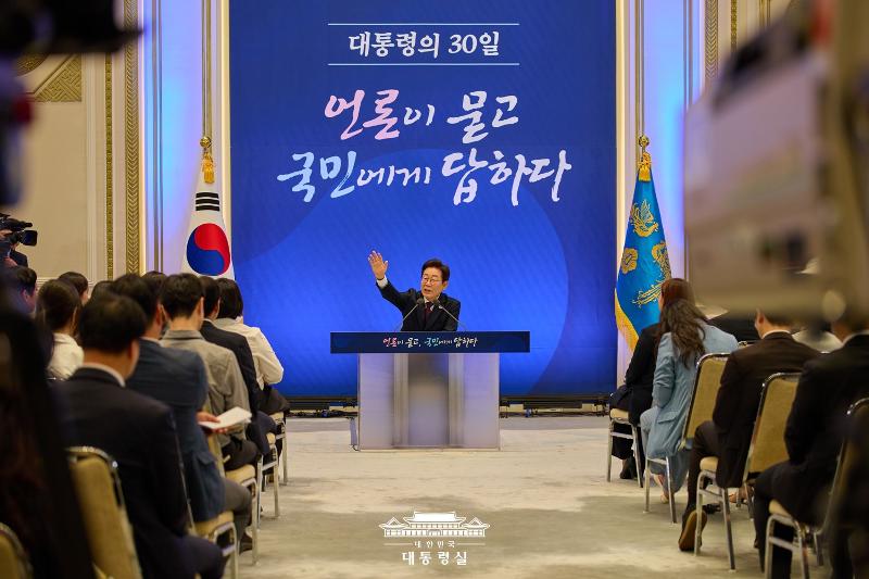 President Lee Jae Myung on July 3 takes questions from reporters at a news conference marking his first month in office at Yeongbingwan, a facility at the former presidential compound of Cheong Wa Dae in Seoul’s Jongno-gu District (Office of the President)