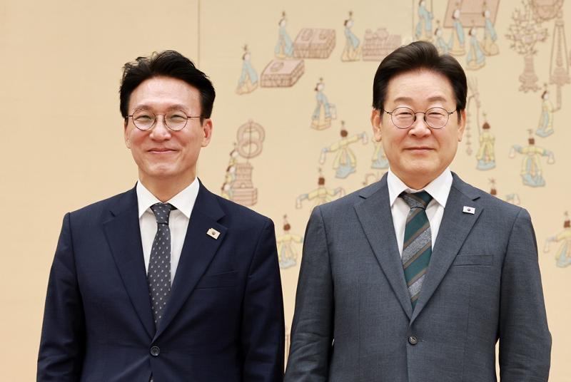 President Lee Jae Myung (right) on July 4 poses for a photo after giving a letter of appointment to new Prime Minister Kim Min-seok at the Office of the President in Seoul's Yongsan-gu District. (Yonhap News)  