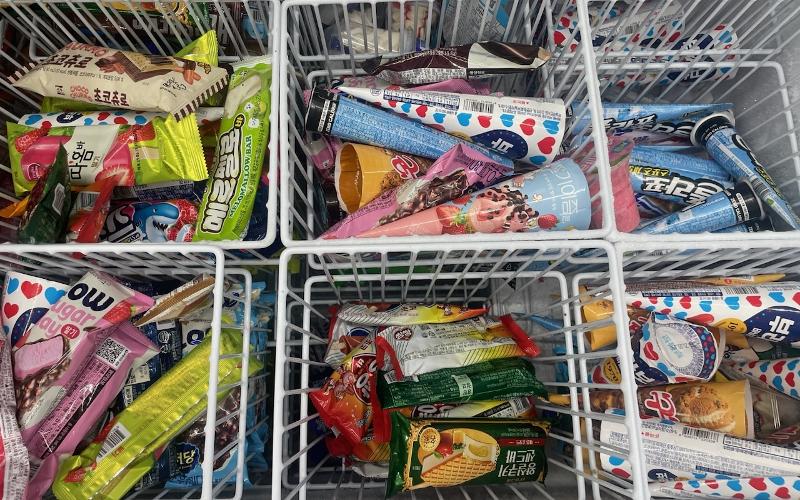 Ice cream exports set a record high in the first half of the year amid the rising global popularity of such snacks. Shown are the selections in an ice cream freezer at a convenience store in Seoul's Jung-gu District. (Kim Seon Ah)