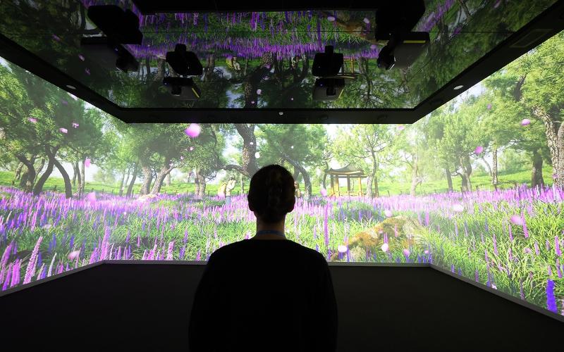 A work at the media art room of Cheongwadae Sarangchae shows a love story between a man and a woman.