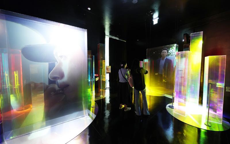  Key scenes from a K-drama are projected on glass columns with the soundtrack playing in the background. 