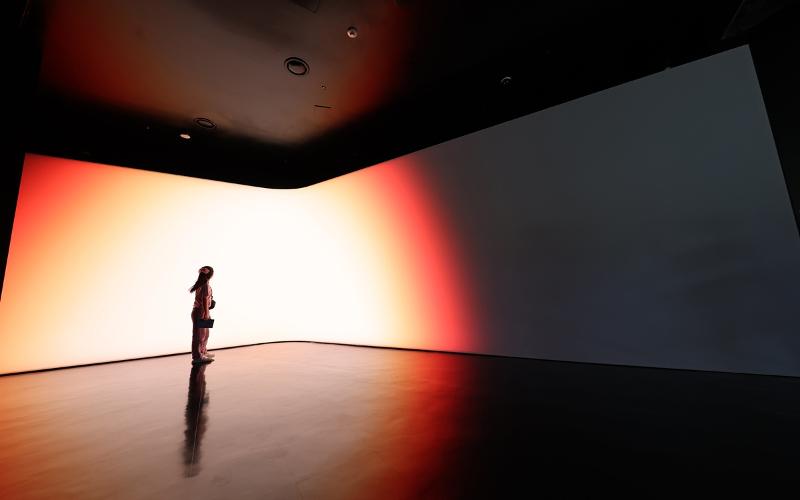 The exhibition shows the emotional changes that K-drama characters experience through a video showing a variety of colors and light. 