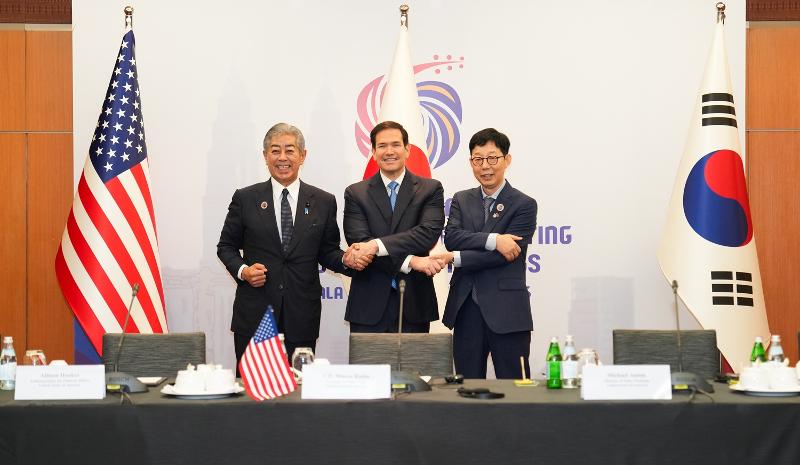 First Vice Minister of Foreign Affairs Park Yoonjoo (right) on July 11 takes a group photo with U.S. Secretary of State Marco Rubio (center) and Japanese Minister for Foreign Affairs Takeshi Iwaya before their trilateral talks at Kuala Lumpur Convention Center in Kuala Lumpur, Malaysia. (Ministry of Foreign Affairs)