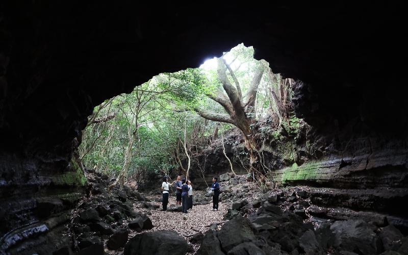 The World Heritage Festival kicked off on July 4 on Jeju Island, with a variety of sights and experiences such as walking programs, two exploration programs, nightscape tour, hikes along Hallasan Mountain and stories from heritage towns. Shown are visitors in the second exploration program on July 9 listening to a guide under Yongamgyo Bridge in Jeju.