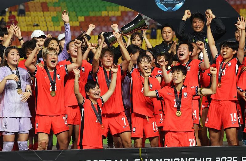 The women's national soccer team on July 16 claimed the East Asian Football Federation E-1 Football Championship with a 2-0 win over Taiwan at Suwon World Cup Stadium in Suwon, Gyeonggi-do Province. Shown is the squad posing in a group photo with the winner's trophy. (Yonhap News)
