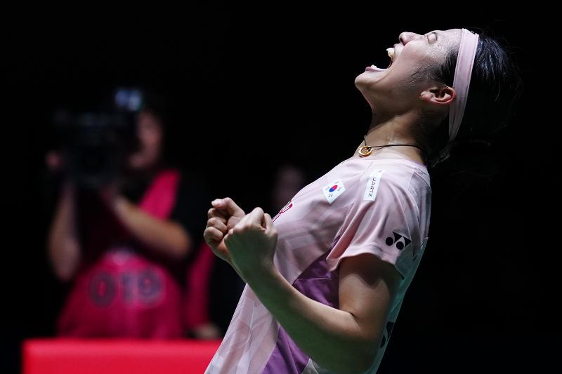 An Se Young, the world's No. 1 women's badminton player, on July 20 roars for joy after defeating China's Wang Zhiyi in the women's singles final at the Badminton World Federation Japan Open at Tokyo Metropolitan Gymnasium in Tokyo. (Yonhap News)