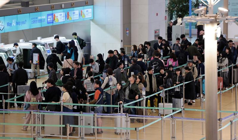 The number of passengers who used Incheon International Airport in the first half of the year set a record high of 36.36 million. Shown are travelers on May 1 at the departure hall of the airport's Terminal 1 lining up to go through immigration. (Yonhap News)  