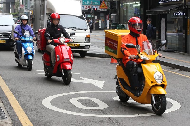 A Korean company will send electronic motorbikes to Cambodia to help reduce greenhouse gas emissions there. (Yonhap News)