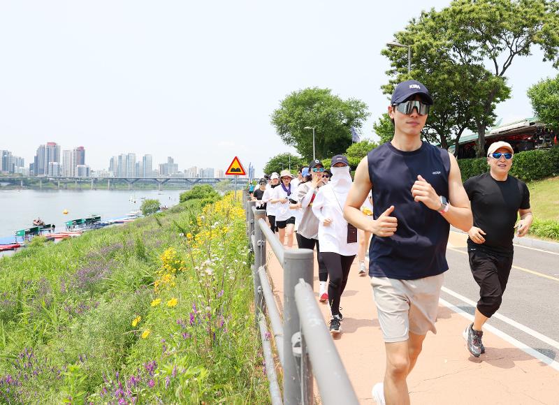 The country's average life expectancy is an estimated 83.5 years, higher than the average of member states of the Organisation for Economic Co-operation and Development of 81.1. Shown is a scene from the My Pace Hangang Triathlon Festival on May 30 at Ttukseom Hangang River Park in Seoul's Gwangjin-gu District. (Lee Jeongwoo)  