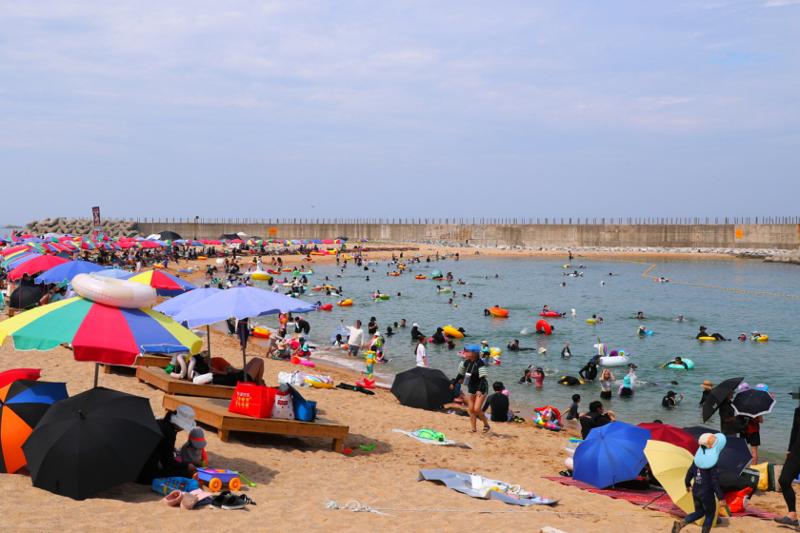 Vacationers on July 31 pack Deungdae Beach in the Yeongnang-dong neighborhood of Sokcho, Gangwon-do Province.
