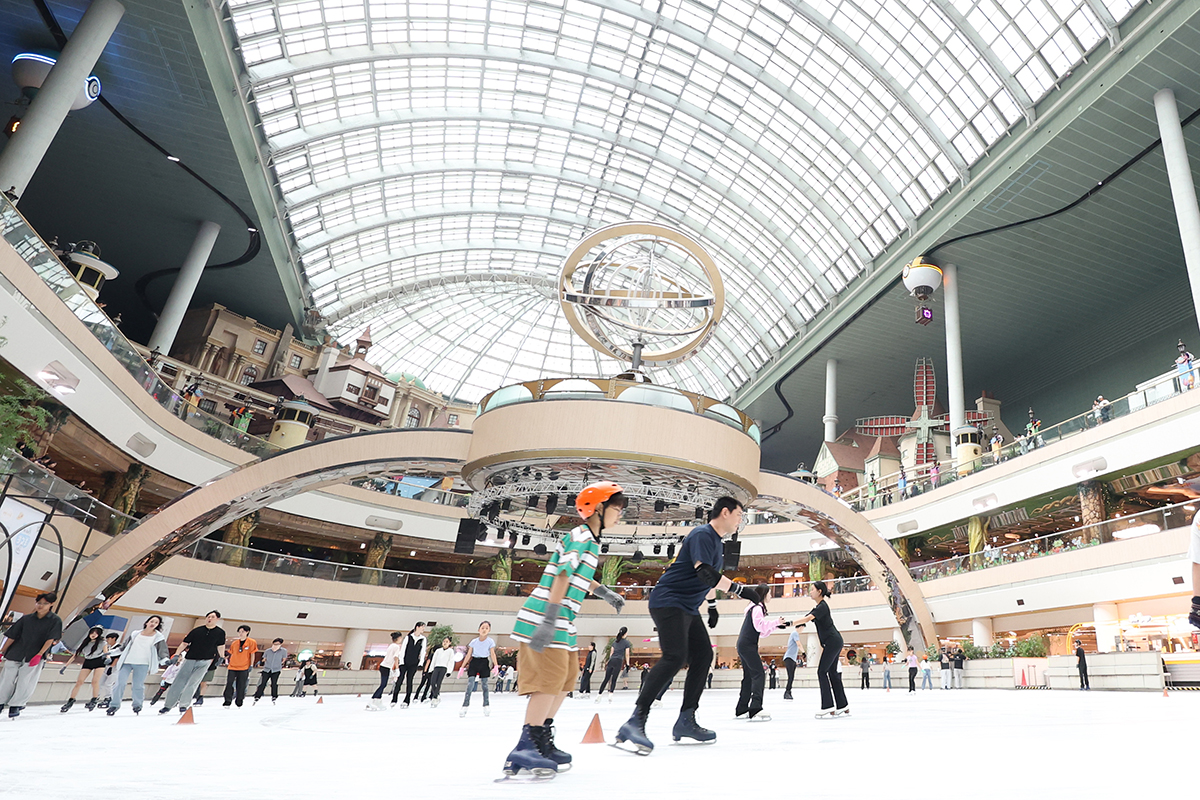 Amid scorching hot and humid weather nationwide, people on Aug. 6 opt to escape the heat at Lotte World Indoor Ice Skating Rink in Seoul's Songpa-gu District.
