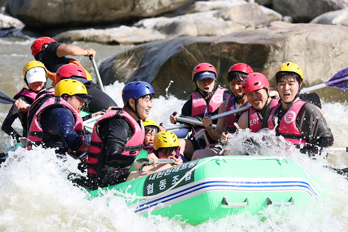 A group of tourists on Aug. 8 go white water rafting on Naericheon Stream in Inje-gun County, Gangwon-do Province.
