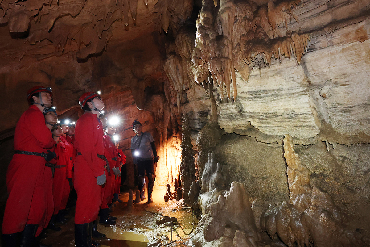 A tour group on Aug. 12 explores Baengnyongdonggul Cave in Pyeongchang-gun County, Gangwon-do Province. 