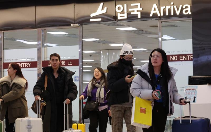 Temporary visa-free entry for Chinese tour groups starts on Sept. 29. Shown above are Chinese visitors arriving on Dec. 27, 2024, at Gimpo International Airport in Seoul's Gangseo-gu District. (Yonhap News)  