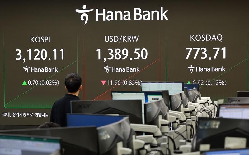 Foreign holdings of domestic stocks last month surpassed KRW 900 trillion in value for the first time. Shown is the dealing room on Aug. 4 at Hana Bank headquarters in Seoul's Jung-gu District. (Yonhap News)